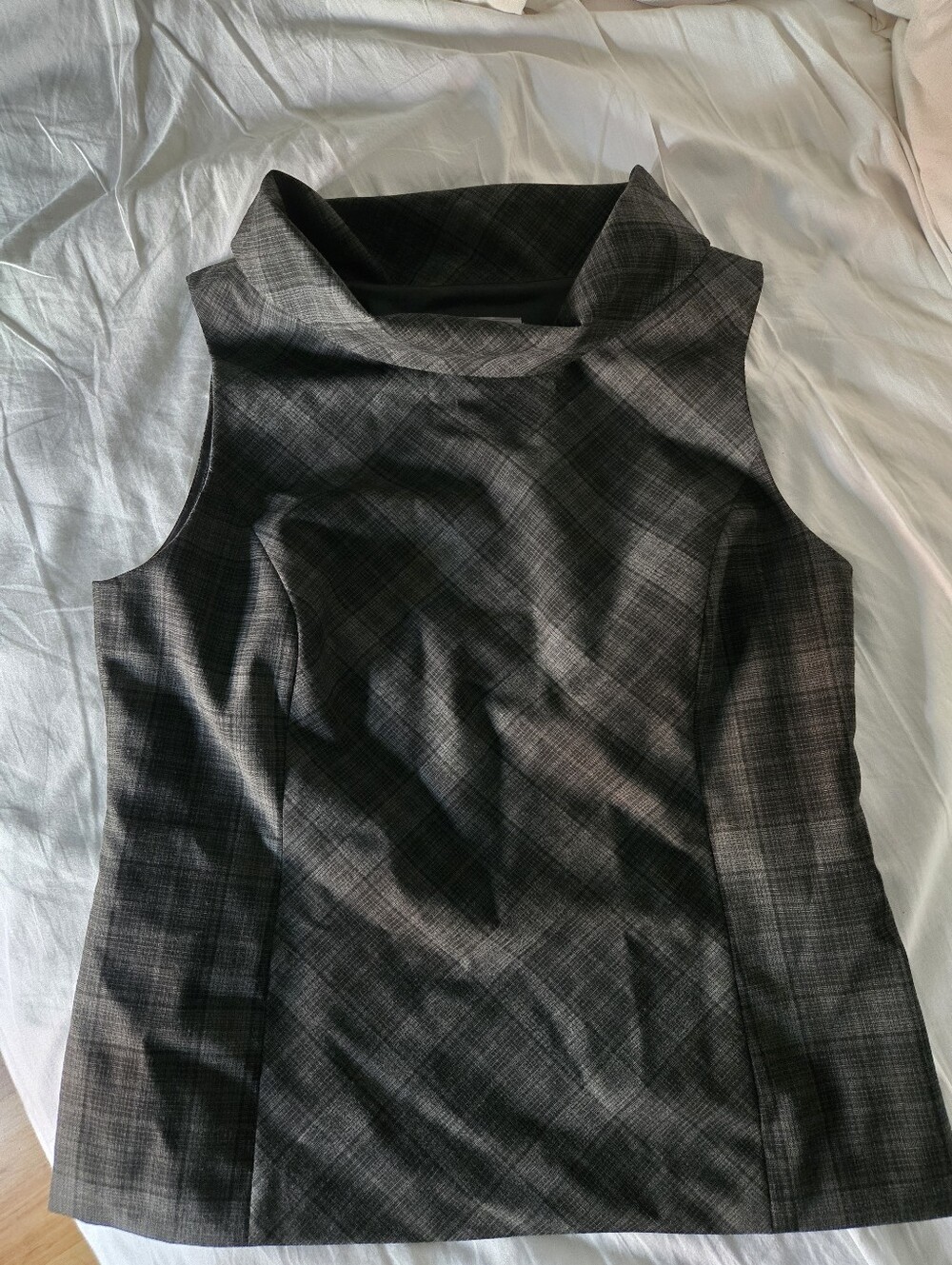 Sleeveless Mock Neck Plaid Top in Black and Gray Size 10